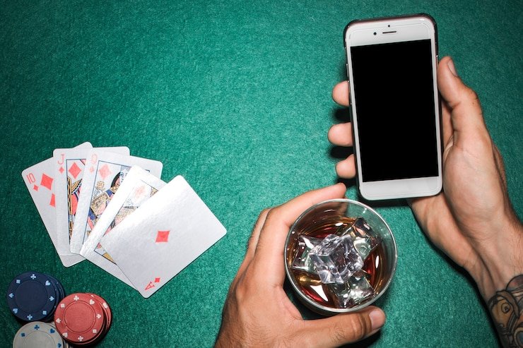 Pengguna melakukan pembayaran digital dengan aman melalui aplikasi mobile di Indonesia